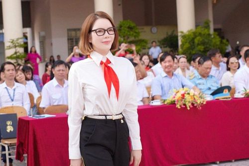 Lý Nhã Kỳ mặc sơ mi trắng, đeo khăn quàng đỏ về thăm trường cũ