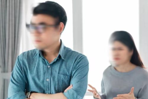 Bực bội khi mỗi tháng chỉ được cầm 8 triệu tiền lương của chồng, một hôm thấy anh ngồi bên hiên nhà, tôi giật thót vội lao đến xin lỗi