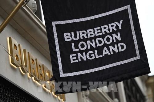 Hãng thời trang Burberry cắt thưởng của CEO vì lợi nhuận giảm