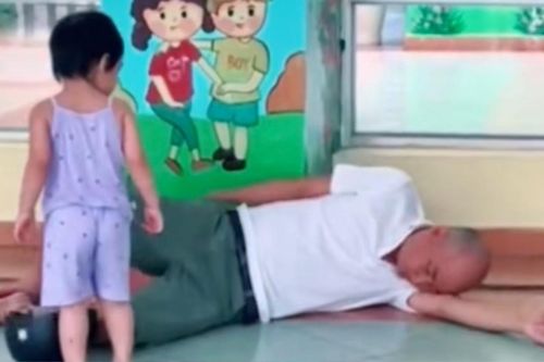 Nghe tin con gái báo nghỉ hè 2 tháng, ông bố bàng hoàng 'gục ngã' luôn tại chỗ