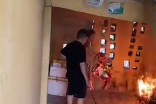 Đốt vàng mã bị nhắc nhở còn phản ứng: 'Chị ở đây 40 năm chưa xảy ra cháy bao giờ', người phụ nữ bị phạt 4 triệu đồng