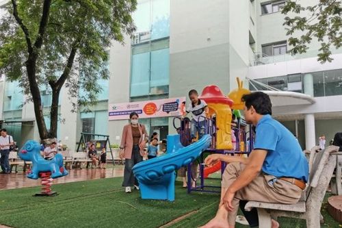 Nhức mắt cảnh người lớn phả khói thuốc trước mặt trẻ em tại bệnh viện Nhi