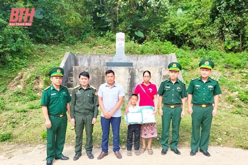 'Nâng bước em tới trường' xuyên biên giới