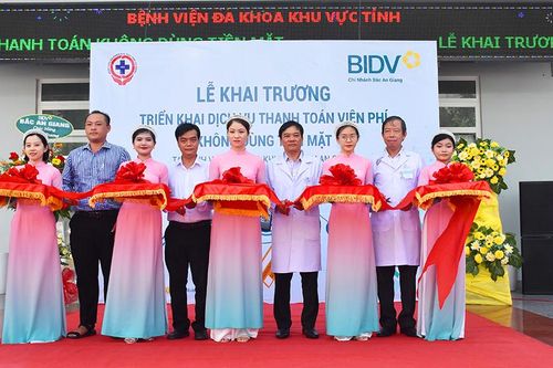 Bệnh viện Đa khoa Khu vực tỉnh An Giang khai trương dịch vụ thanh toán không dùng tiền mặt