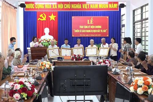 Trao tặng Kỷ niệm chương 'Chiến sĩ cách mạng bị địch bắt tù, đày' TX. Tân Châu