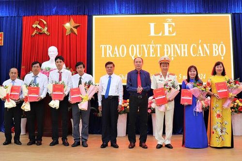 Ban Thường vụ Thành ủy Châu Đốc trao quyết định cán bộ