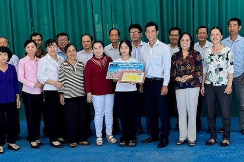 Trao học bổng 'Gương sáng hiếu học'