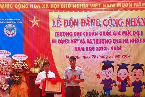 Trường Phổ thông Dân tộc bán trú Tiểu học Lê Quý Đôn đón bằng đạt chuẩn quốc gia mức độ 1
