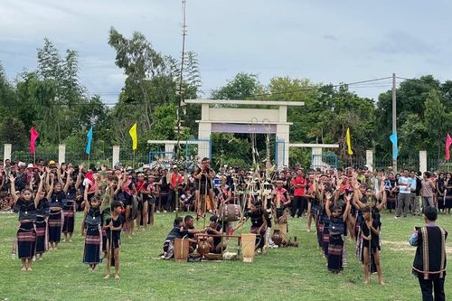 270 nghệ nhân tham gia liên hoan cồng chiêng xã Yang Bắc