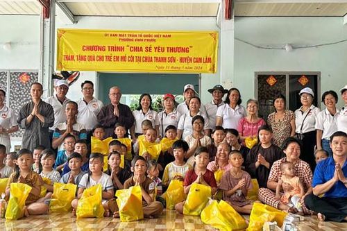 Phường Vĩnh Phước thăm, tặng quà cho trẻ mồ côi ở Cam Lâm