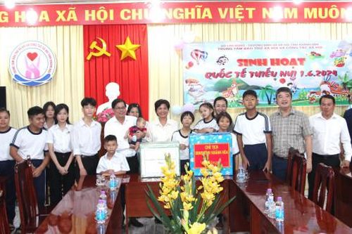 Chủ tịch UBND tỉnh Nguyễn Tấn Tuân thăm, tặng quà cho trẻ em tại 2 cơ sở bảo trợ xã hội