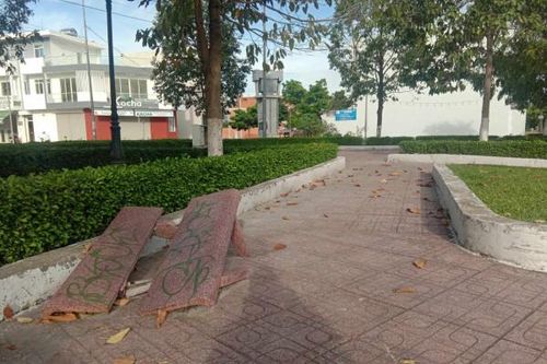 Cần di dời các ghế đá bị hỏng ở công viên