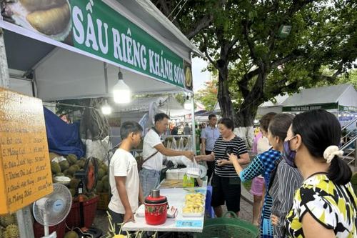 Phiên chợ đặc sản vùng miền Khánh Hòa: Hút khách tham quan, mua sắm
