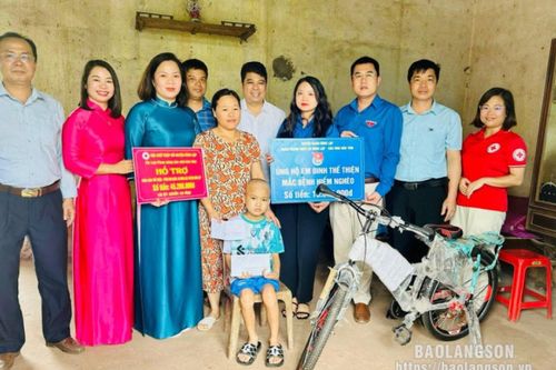 Hỗ trợ trên 71 triệu đồng cho học sinh mắc bệnh hiểm nghèo tại huyện Đình Lập