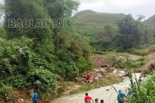 Tìm thấy thi thể cháu trai bị lũ cuốn trôi ở xã Nậm Chày (Văn Bàn)