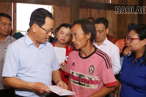 Phó Chủ tịch Thường trực UBND tỉnh Hoàng Quốc Khánh thăm hỏi, động viên gia đình nạn nhân bị lũ cuốn tại xã Nậm Chày