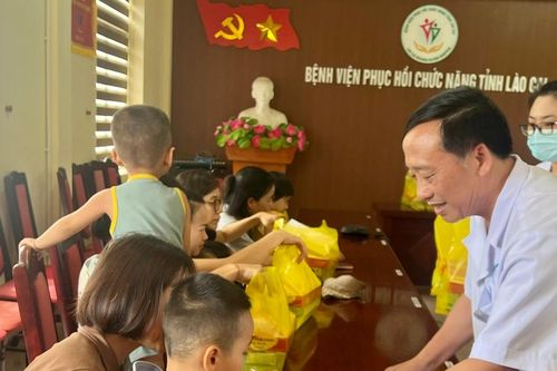 Bệnh nhi Bệnh viện Phục hồi chức năng vui tết Thiếu nhi