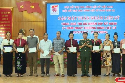 Gặp mặt, tặng quà tri ân gia đình thân nhân liệt sĩ Nam Sơn La