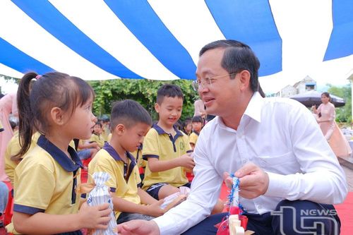 Đồng chí Phó Bí thư Thường trực Tỉnh ủy tặng quà Trường Mầm non Bản Ngoại
