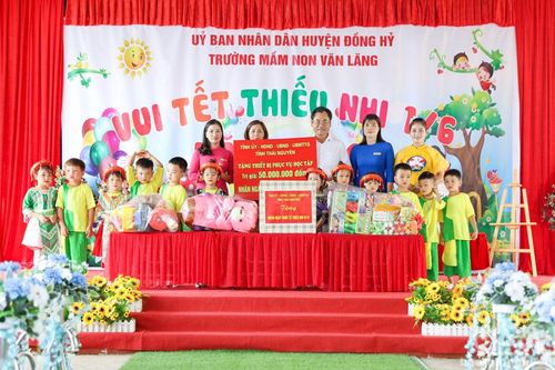 Đồng chí Chủ tịch UBND tỉnh tặng quà học sinh Trường Mầm non Văn Lăng