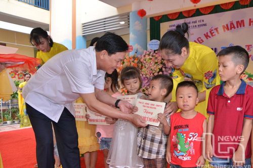 Các đồng chí lãnh đạo tỉnh thăm, tặng quà thiếu nhi nhân dịp 1-6