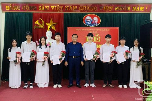 Định Hóa: Kết nạp 8 đảng viên là học sinh THPT