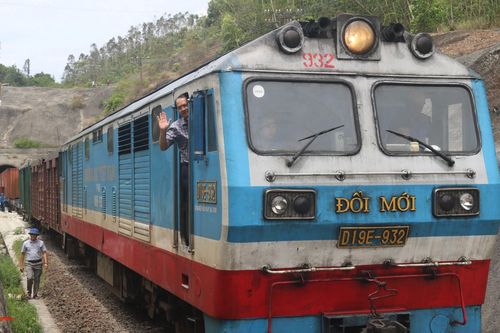 Đường sắt Bắc - Nam qua hầm Chí Thạnh thông tuyến sau 10 ngày sạt lở
