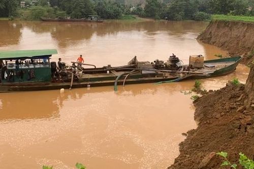 Bắt tạm giam 3 cán bộ xã làm ngơ cho 'cát tặc' trên sông La Ngà