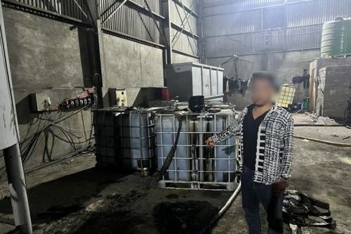Tìm ra thủ phạm đổ dầu loang kéo dài 3km trên đường gom Võ Nguyên Giáp