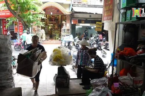Cửa hàng thu mua phế liệu mở trong lòng phố cổ