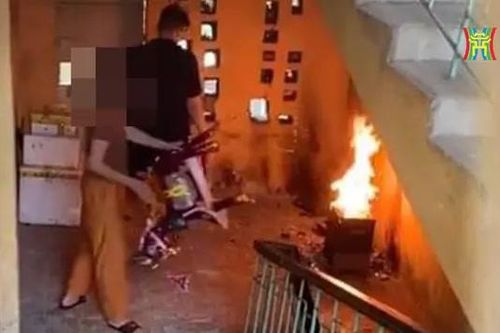 Xử phạt người đốt vàng mã ở cầu thang khu tập thể