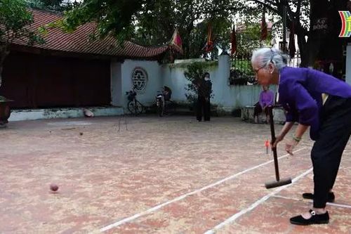 Chơi bóng cửa ở tuổi lưng còng, tóc bạc