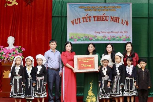 Đoàn công tác của tỉnh tặng quà Tết Thiếu nhi 1/6 tại huyện Nguyên Bình