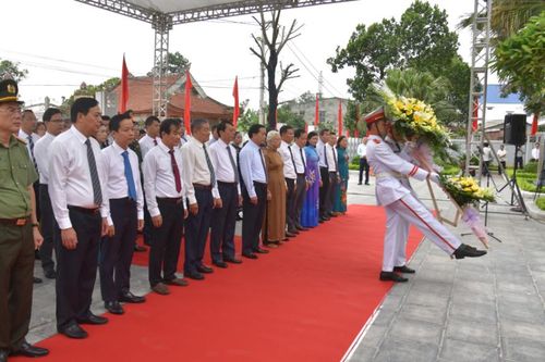 Đoàn đại biểu tỉnh dâng hương Khu lưu niệm đồng chí Hoàng Đình Giong