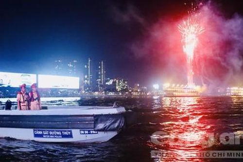 Ngắm pháo hoa mừng lễ hội sông nước từ canô của Cảnh sát đường thủy