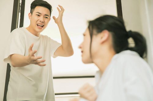'Lột' sạch tiền chồng - kiểu bạo hành ưa thích của nhiều bà vợ Việt