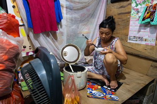 Bữa cơm khốn khó thời vật giá leo thang ở xóm trọ nghèo giữa Hà Nội
