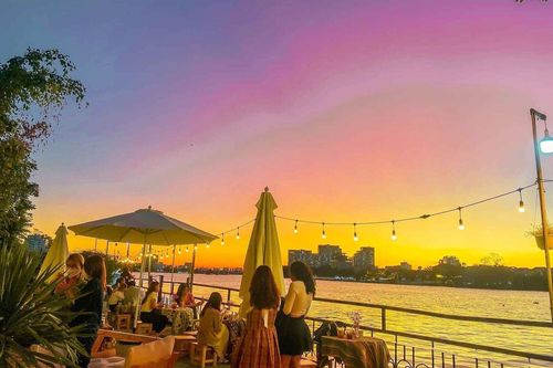 Quán cà phê bờ sông view đẹp, đồ uống ngon ở TP.HCM