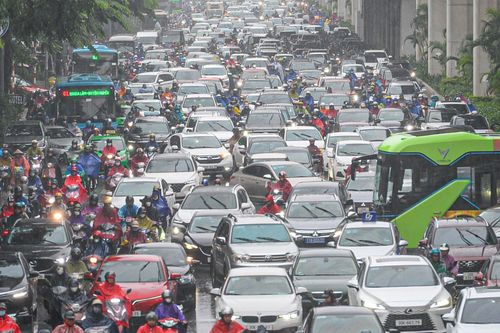 Mưa lớn đúng giờ đi làm, dân Thủ đô chật vật di chuyển đến công sở