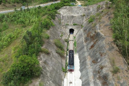 Thông hầm đường sắt Chí Thạnh sau 10 ngày sạt lở