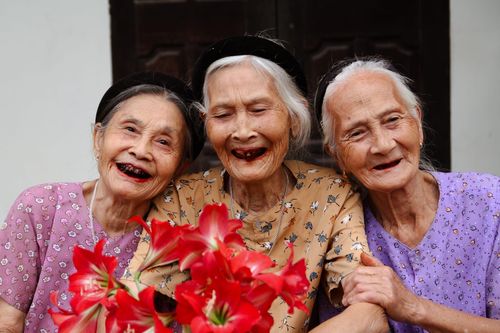 Bộ ảnh dễ thương của 'hội chị em nàng thơ U100' ở Phú Thọ gây sốt mạng