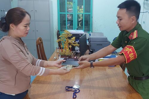 Nữ công nhân xúc động khi nhận lại chiếc ví đánh rơi