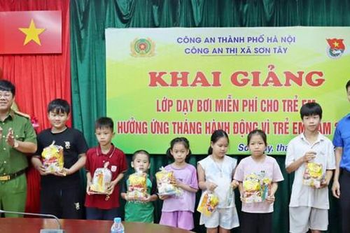 Khai giảng lớp dạy bơi miễn phí cho trẻ em Sơn Tây