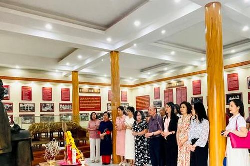 Đoàn nhà báo Thủ đô thăm một số khu di tích lịch sử ở Thái Nguyên