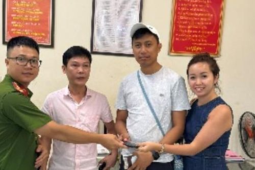 Du khách Philippines vui mừng nhận lại tài sản bị mất