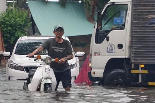 'Phố biệt thự' Thảo Điền ngập sâu do ảnh hưởng của bão số 1