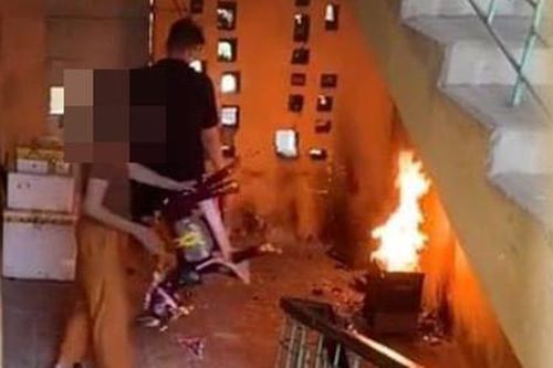 Xử phạt hành vi đốt vàng mã ở cầu thang khu tập thể cũ