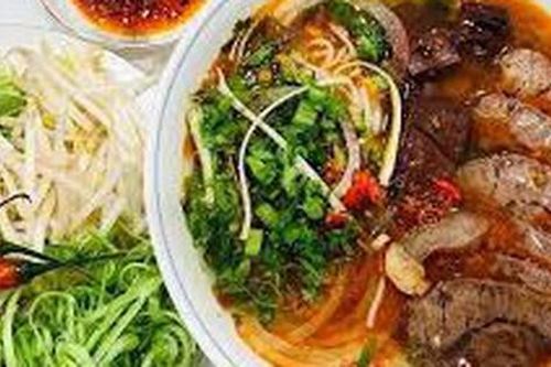 Cách ăn bún bò Huế ngon và lý do giúp đặc sản xứ Huế này đứng vững giữa hàng chục món bún ngon nổi tiếng của Hà Nội