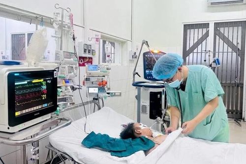 Bé 9 tuổi ở Quảng Bịnh bị viêm cơ tim tối cấp, may mắn được cứu sống