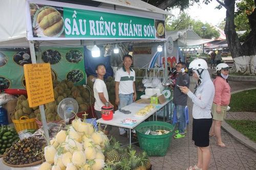 Hơn 100 đặc sản ba miền 'hội tụ' bên bờ biển Nha Trang